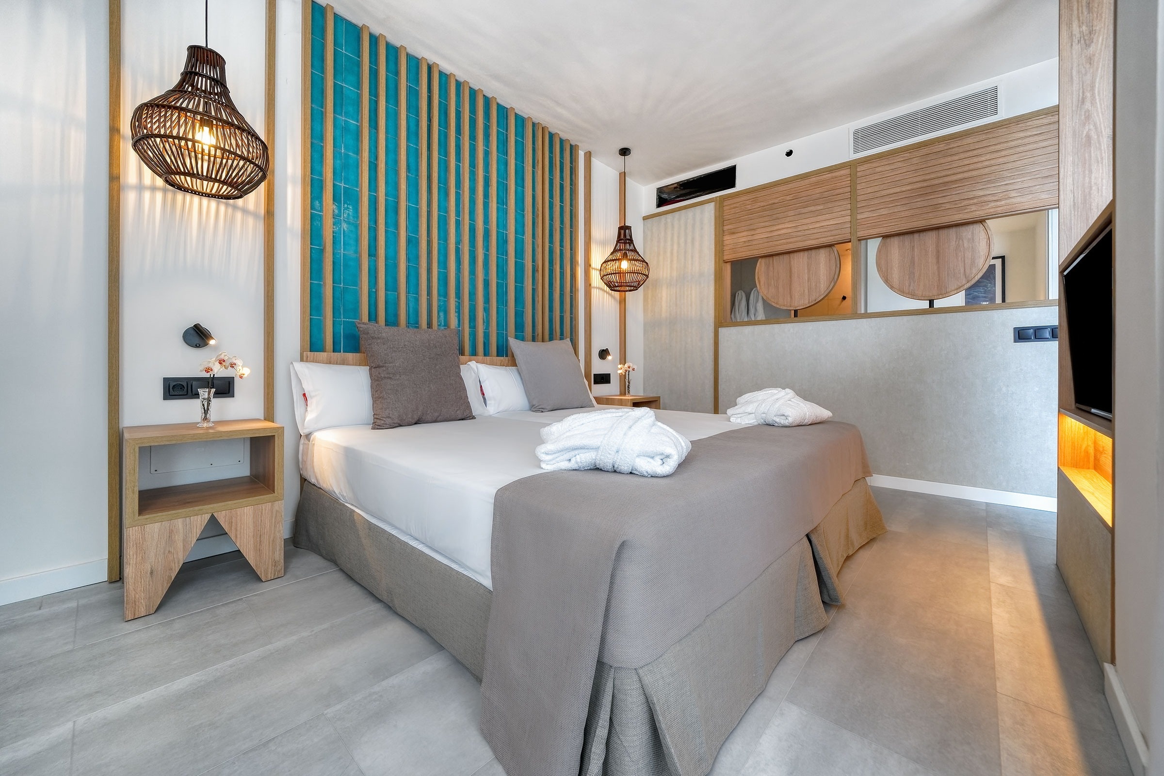 una habitación de hotel con una cama y una televisión