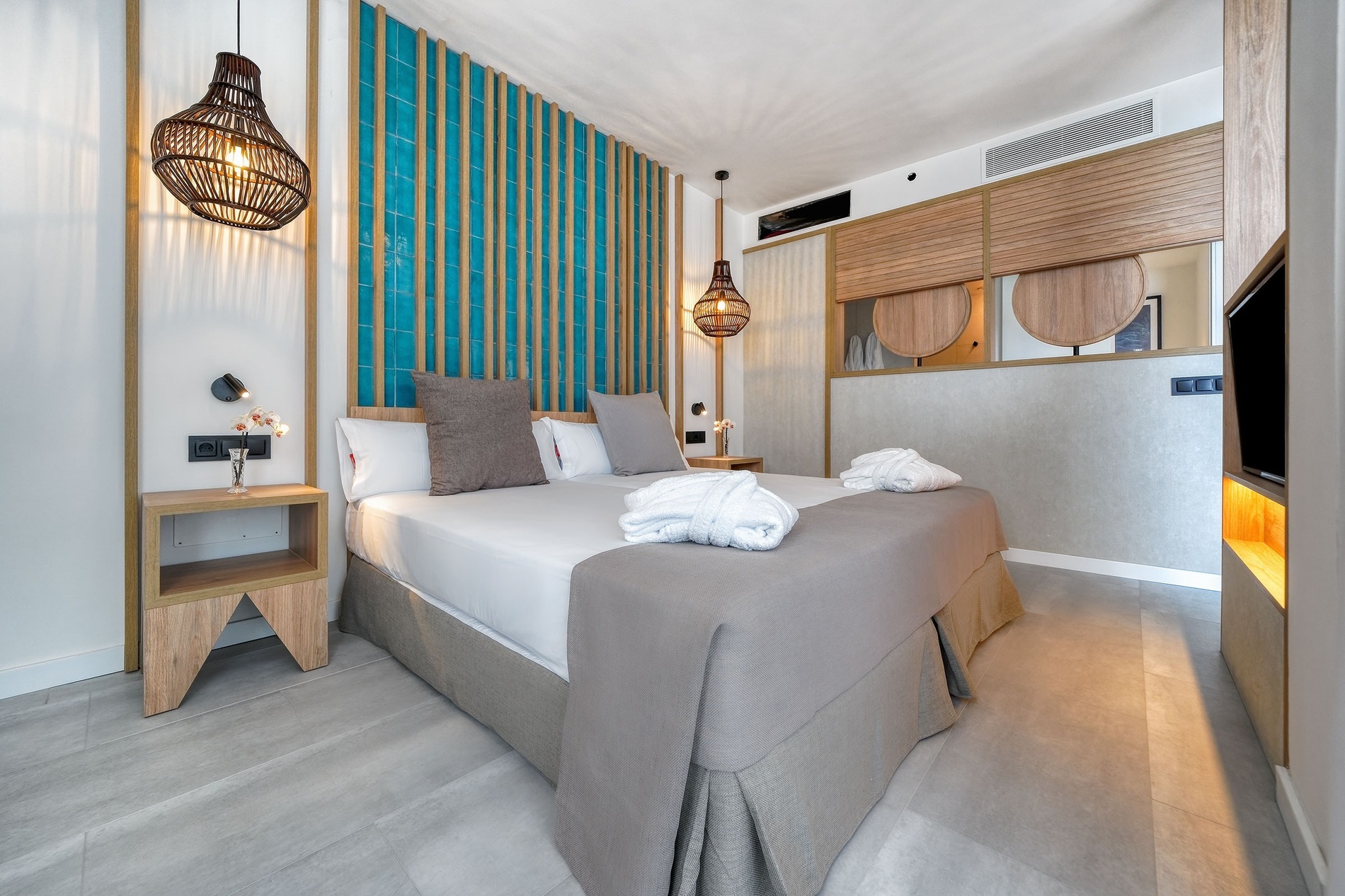 dos sillas y una mesa en un balcón con un árbol en el fondo