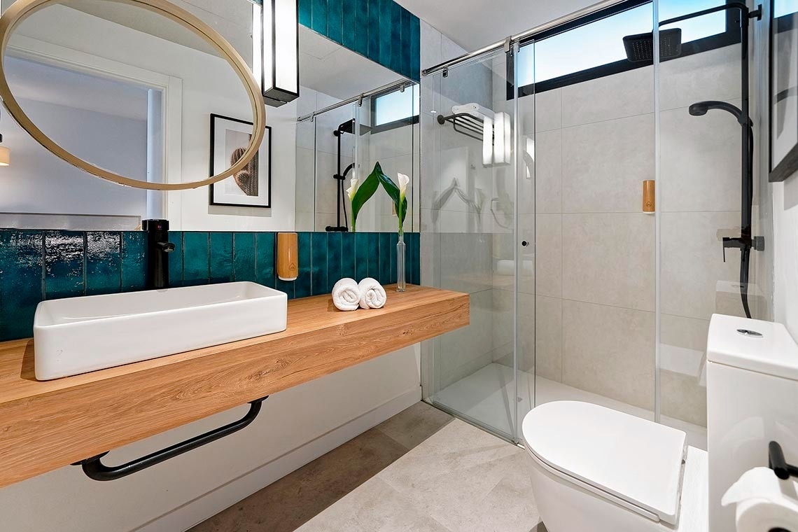 un baño con lavabo , inodoro y ducha