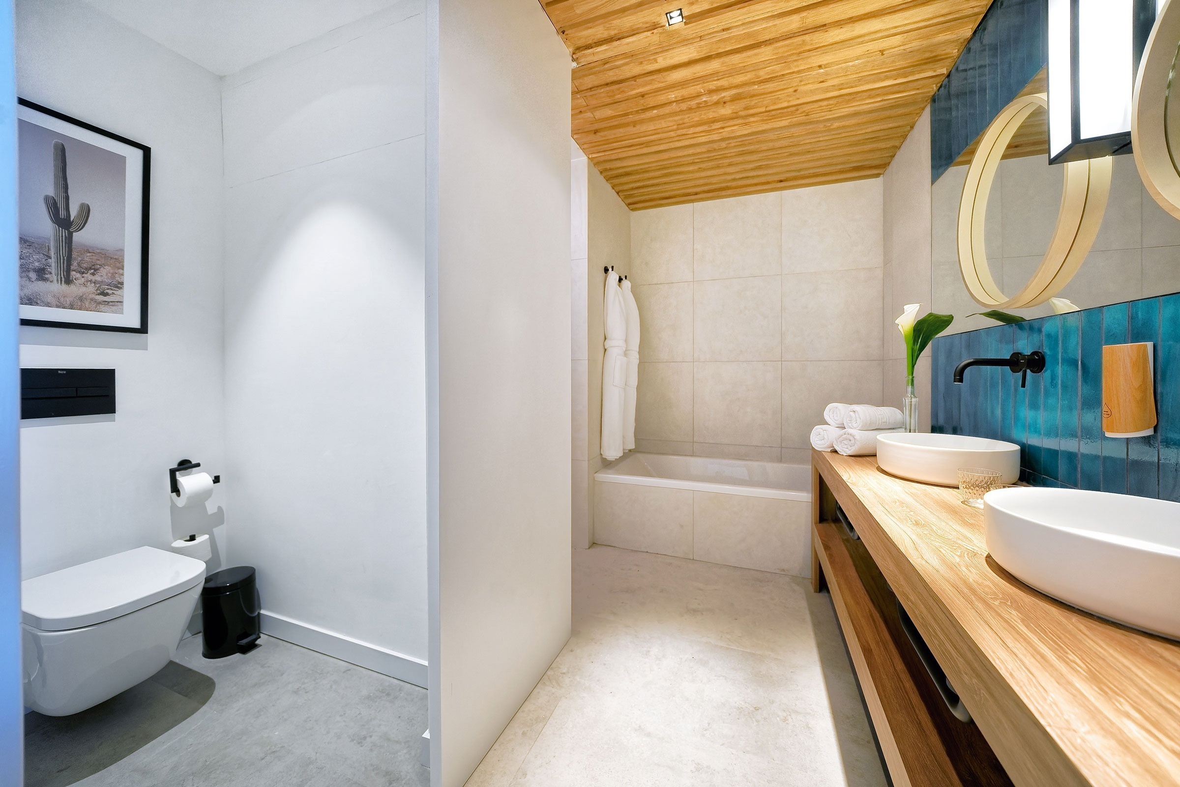 una mesa de madera con un plato de frutas encima