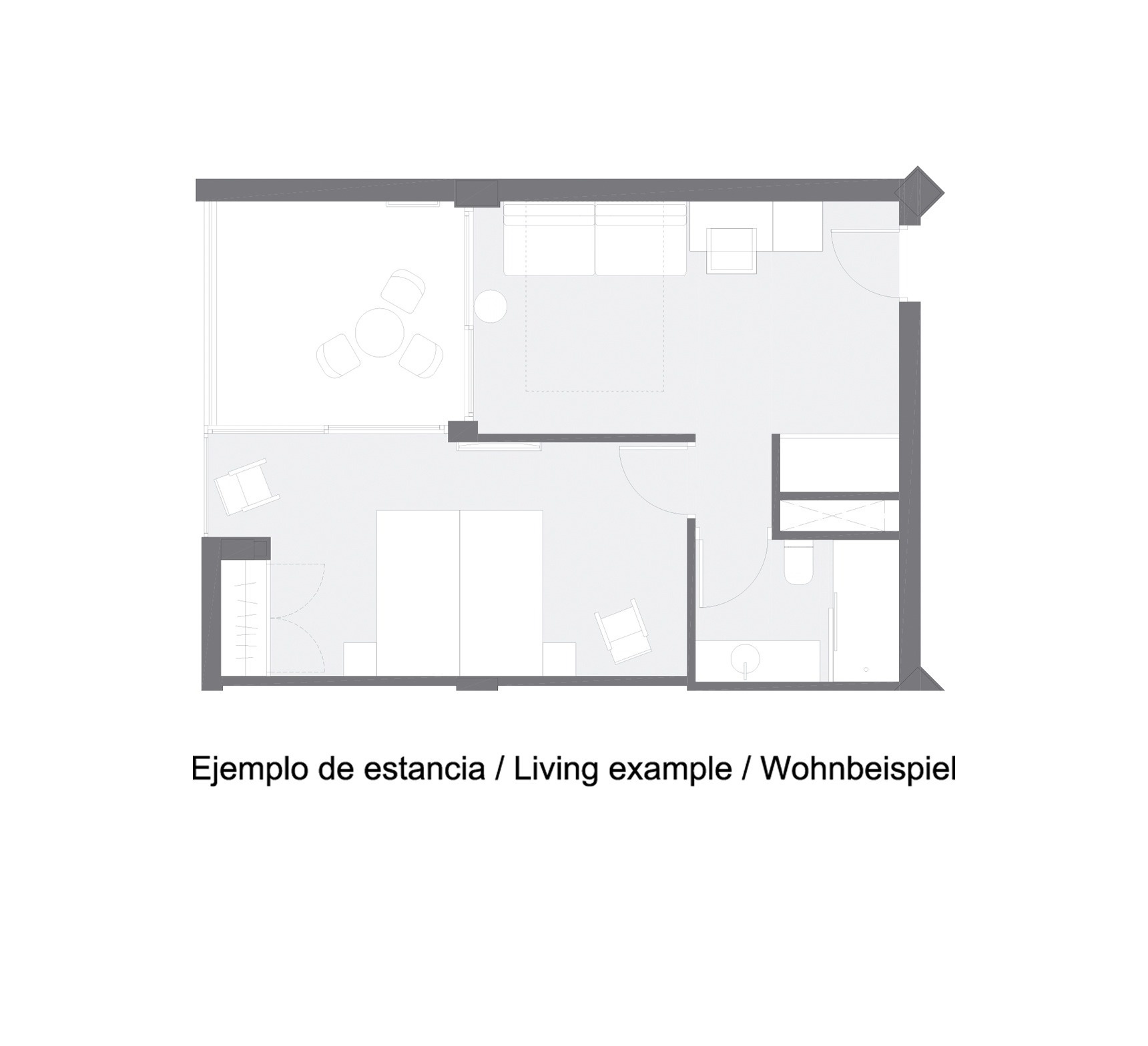 dos sillas y una mesa en un balcón con un árbol en el fondo