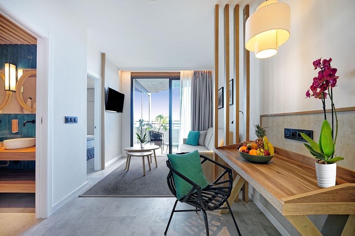 una mesa de madera con un plato de frutas encima