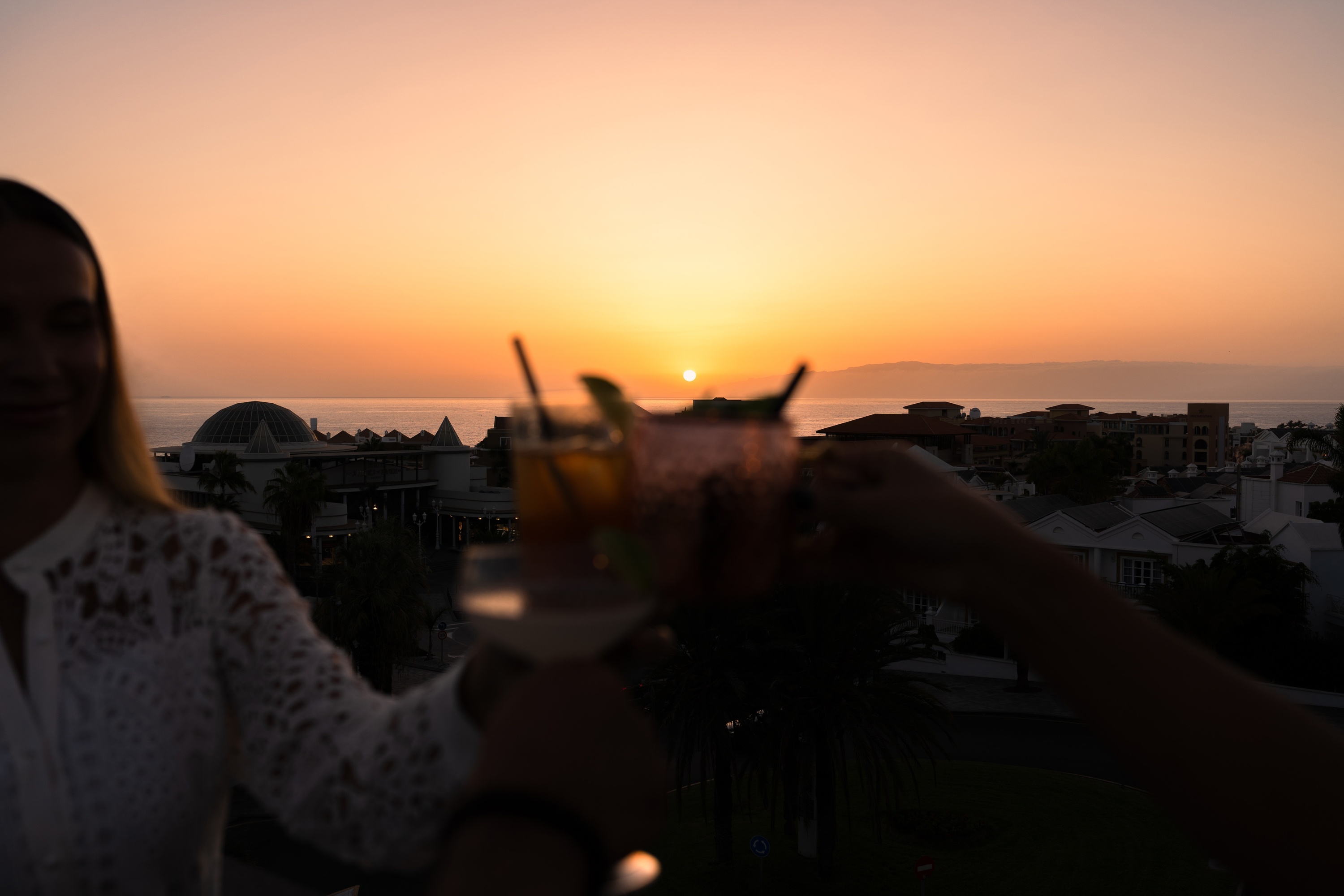 toasten bij zonsondergang