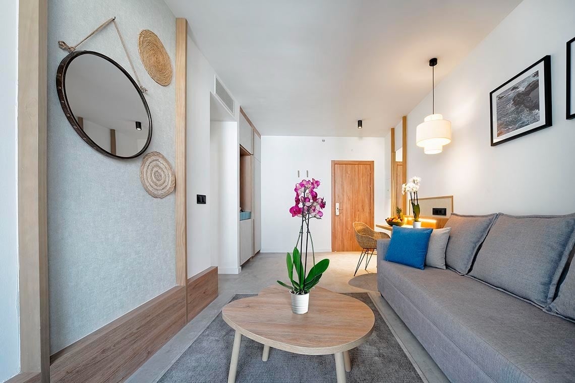 una sala de estar con un sofá y una mesa de madera