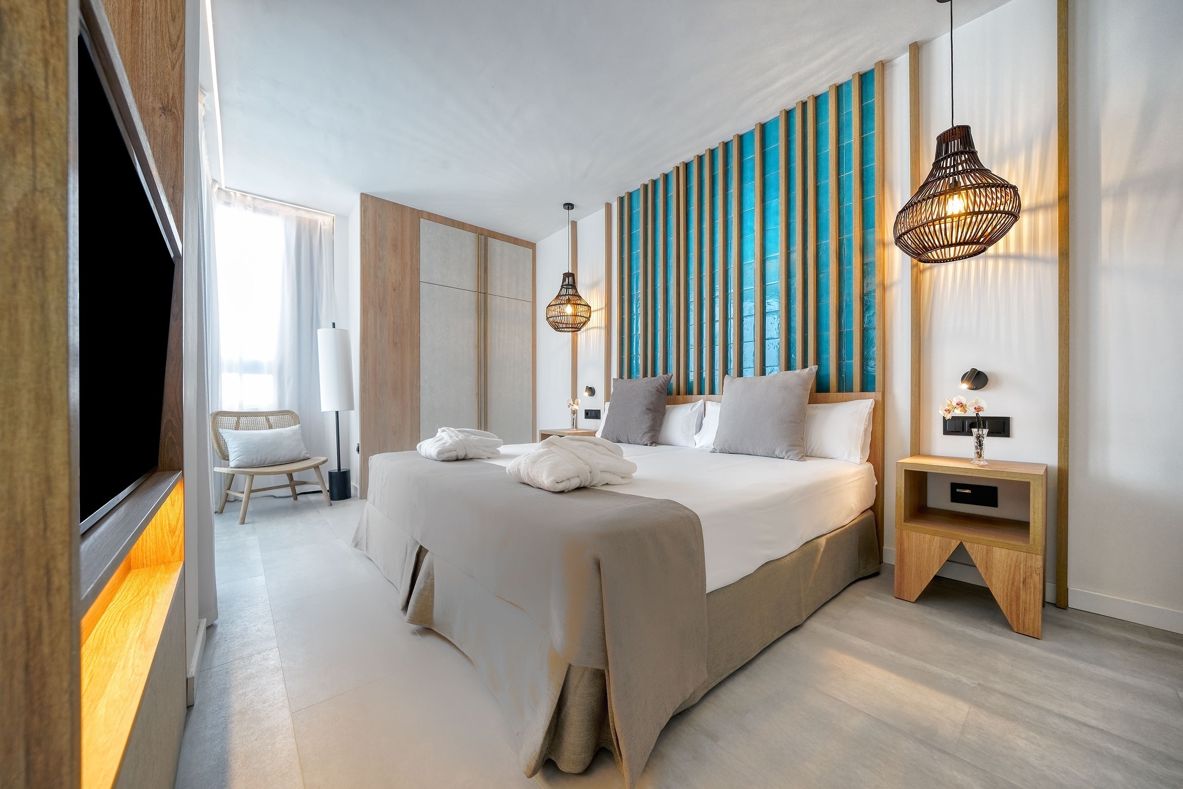 una habitación de hotel con dos camas y una pared azul