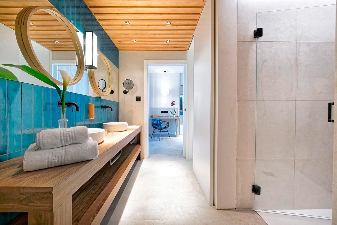 un baño con dos lavabos y un espejo