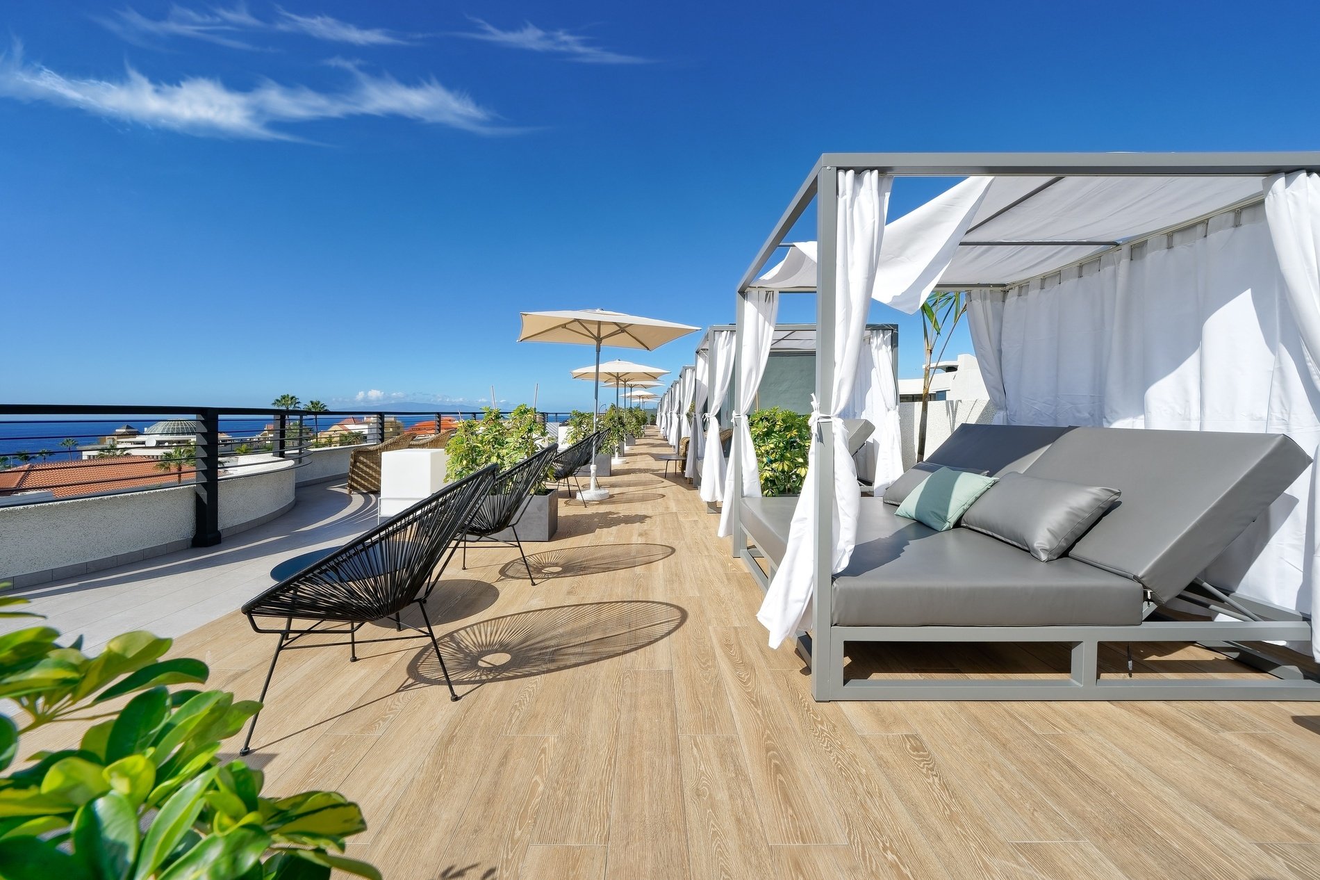 una vista aérea de una piscina en un resort