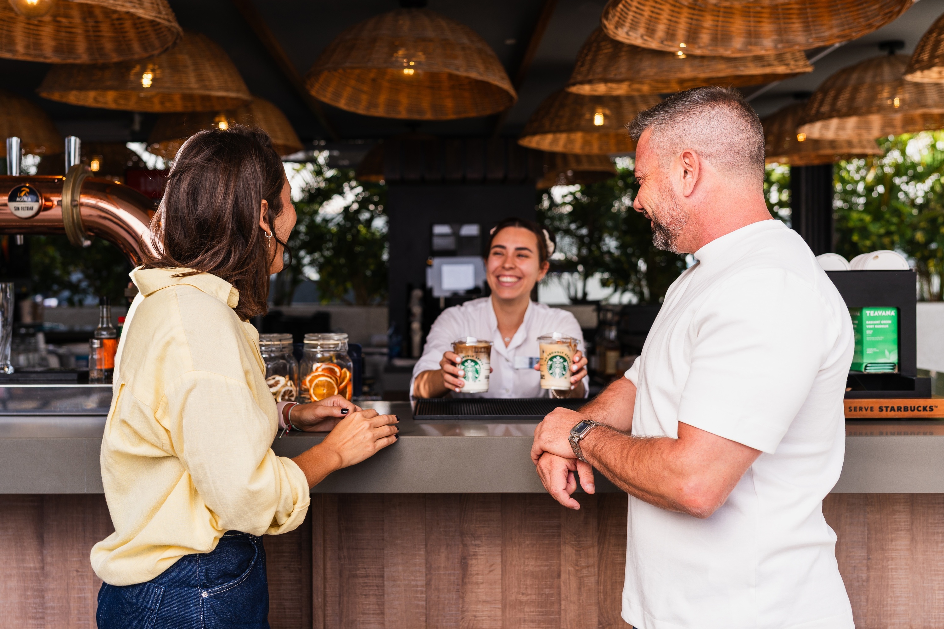 un couple dans un bar
