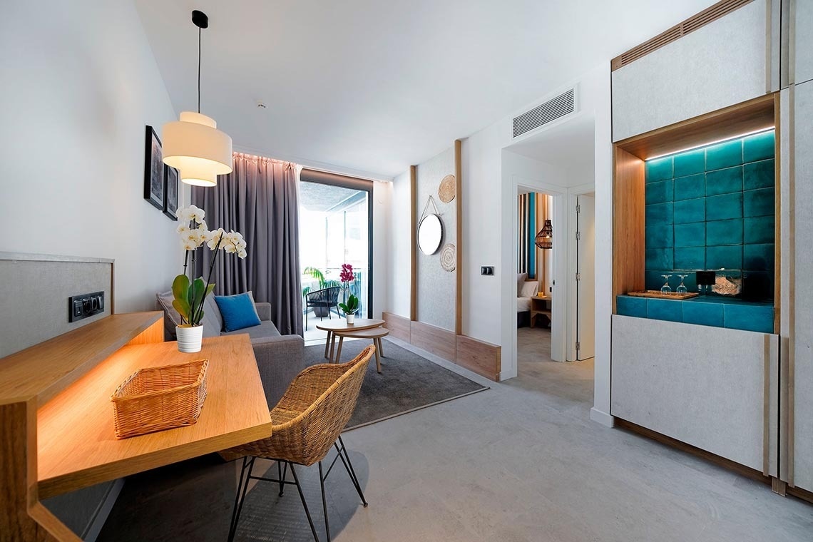 una habitación con un sofá y una mesa de madera