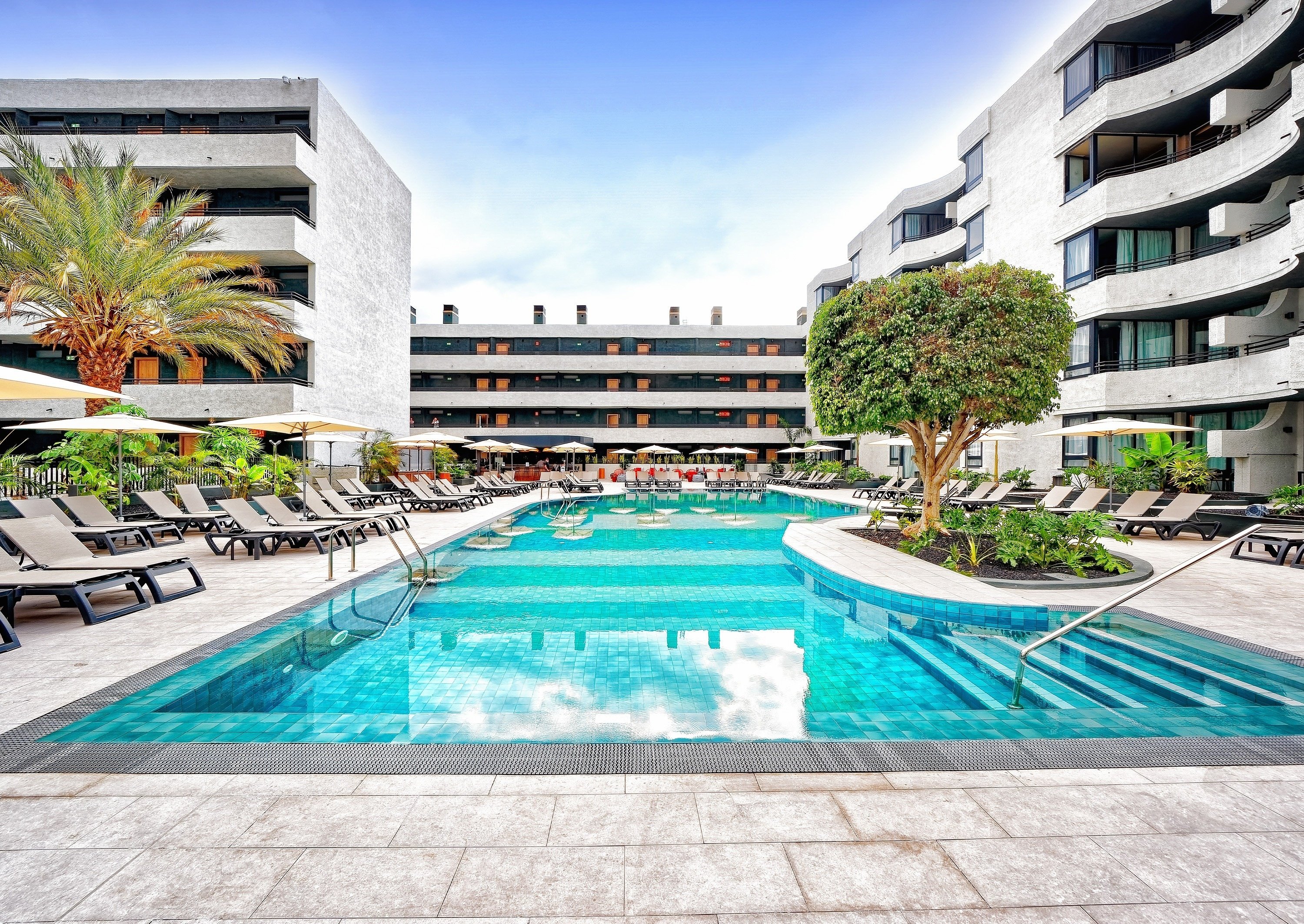 un grupo de personas está nadando en una playa tropical