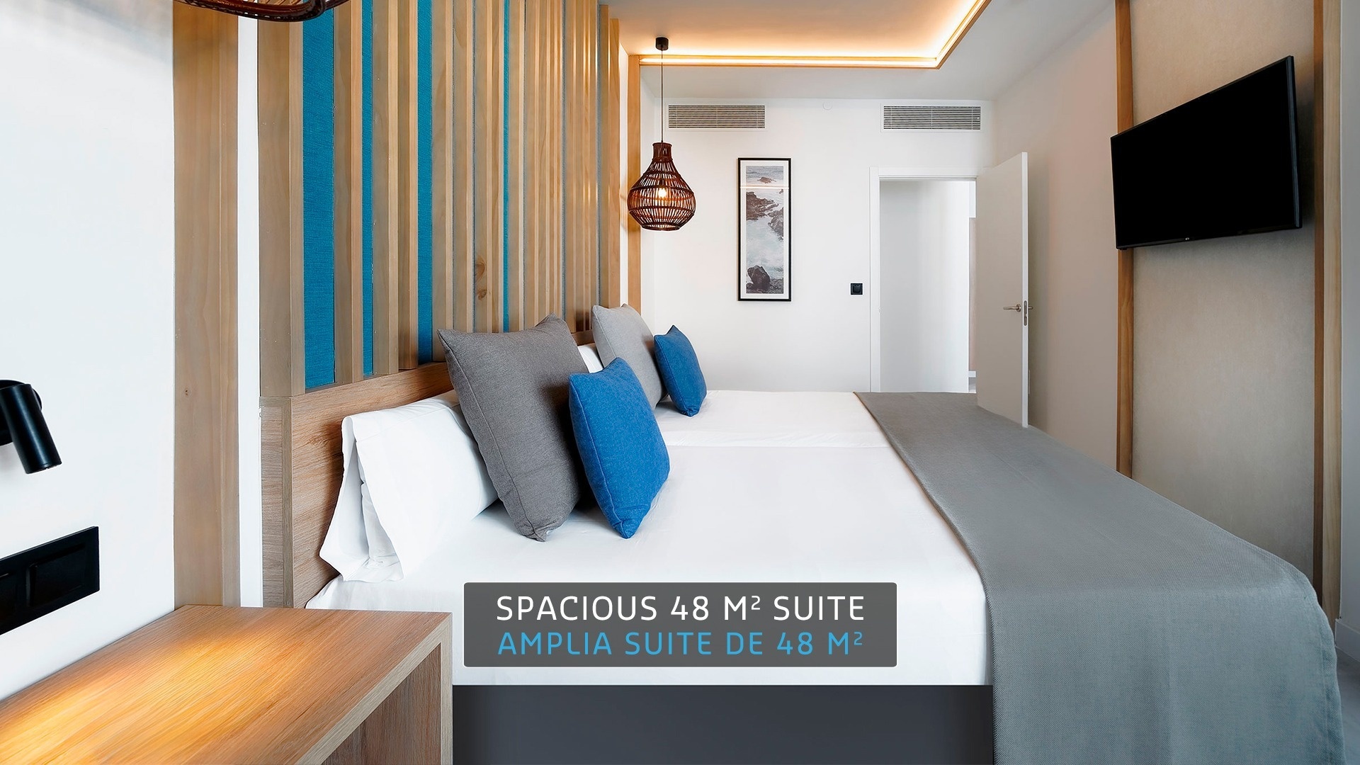 una habitación con una cama y una televisión en la pared