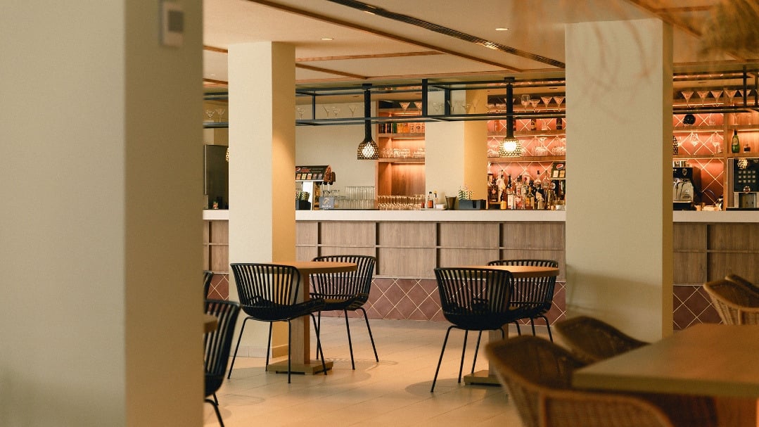 Salón moderno en Hovima: Suites Costa Adeje con muebles de ratán.