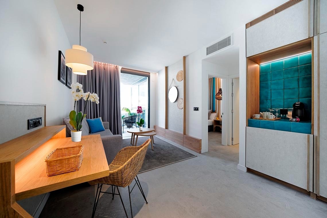 una habitación con un sofá y una mesa de madera