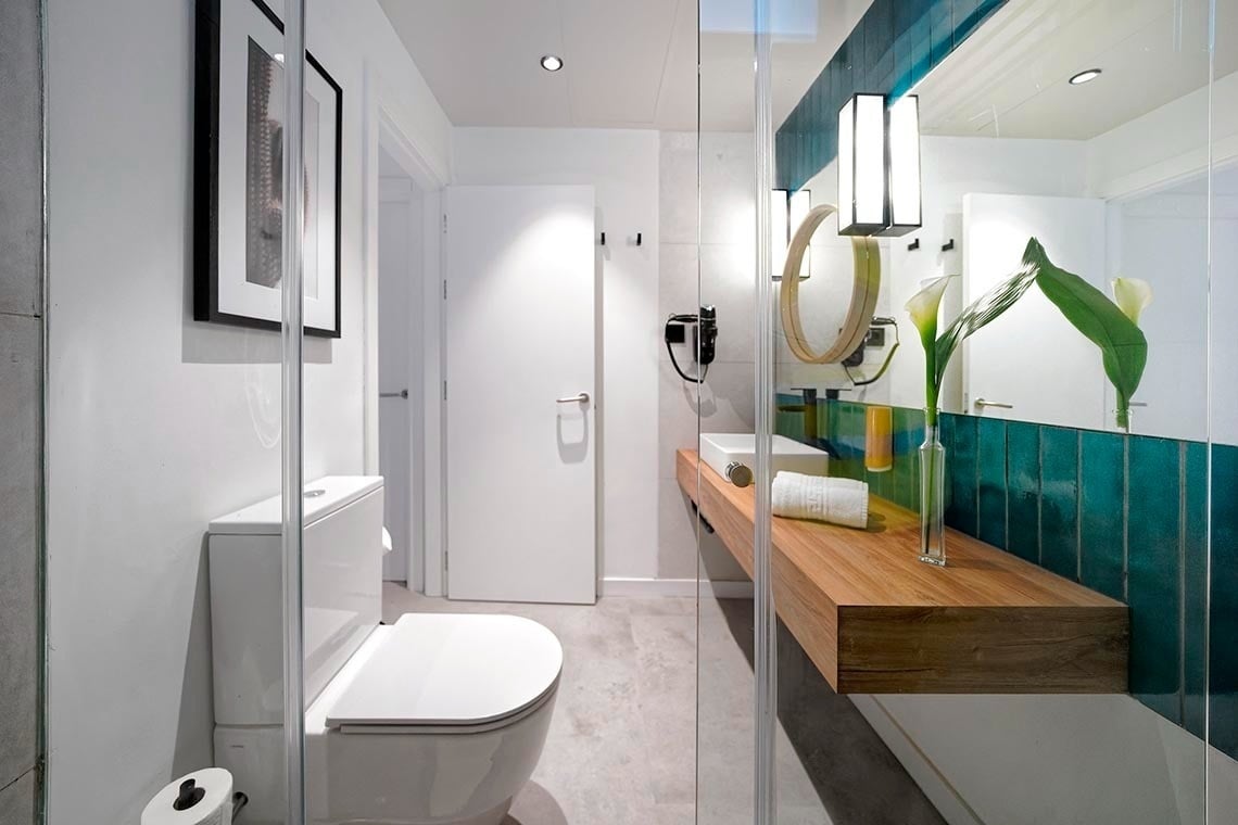 un baño con inodoro , lavabo y espejo