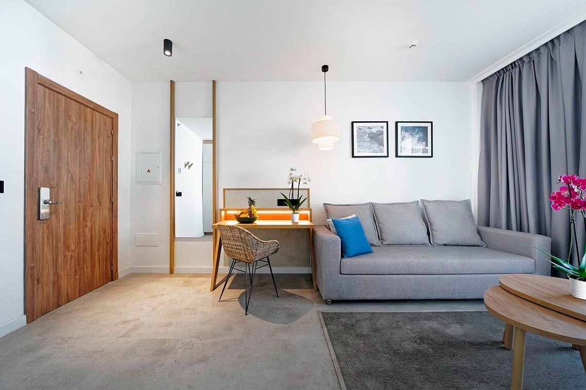 una habitación con dos camas y dos mesitas de noche