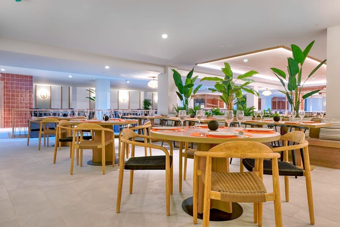 una hoja en forma de corazón está en la playa