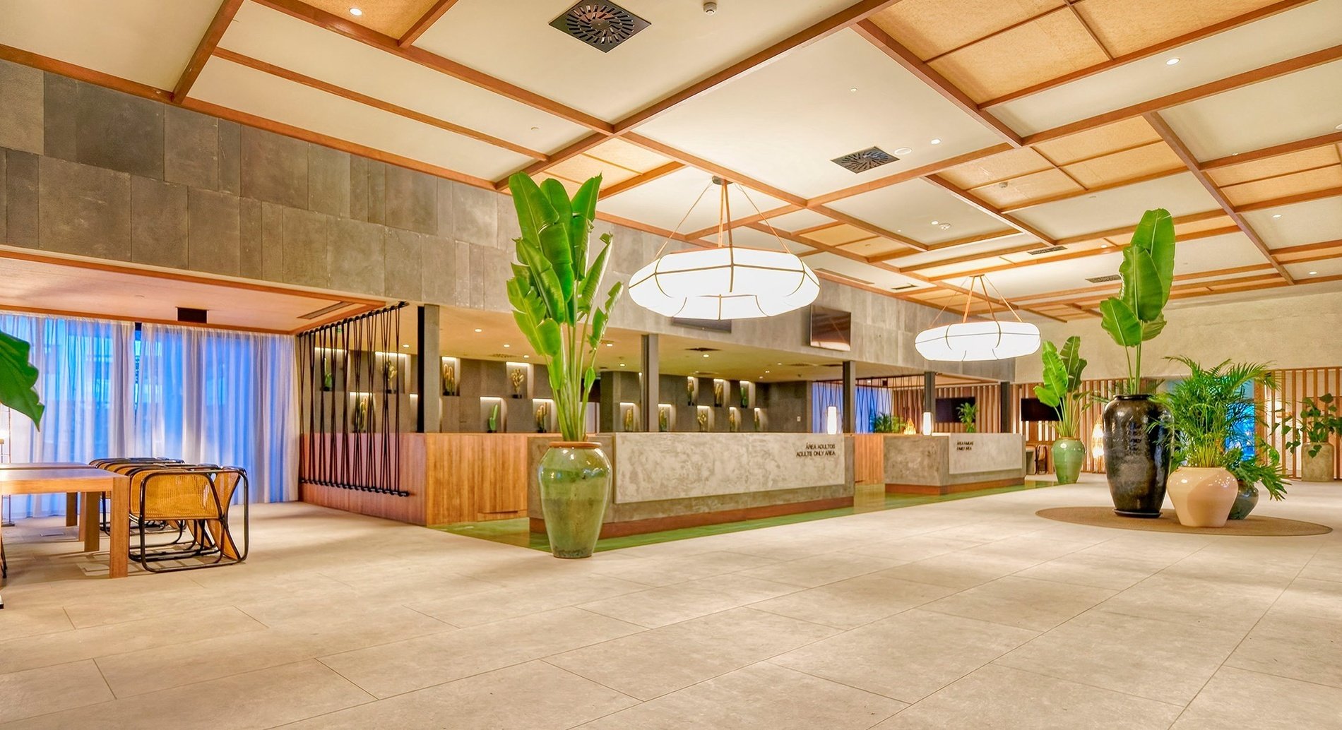una gran piscina rodeada de muebles y un bar