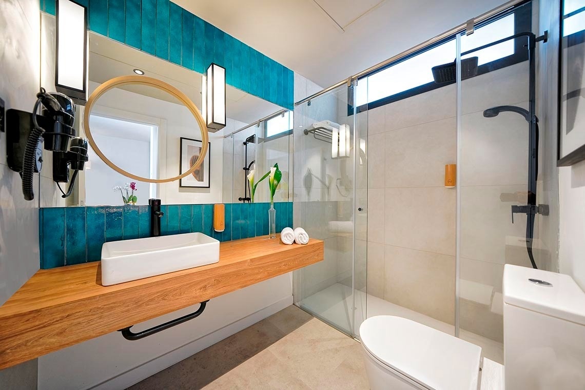 un baño con lavabo , inodoro y ducha