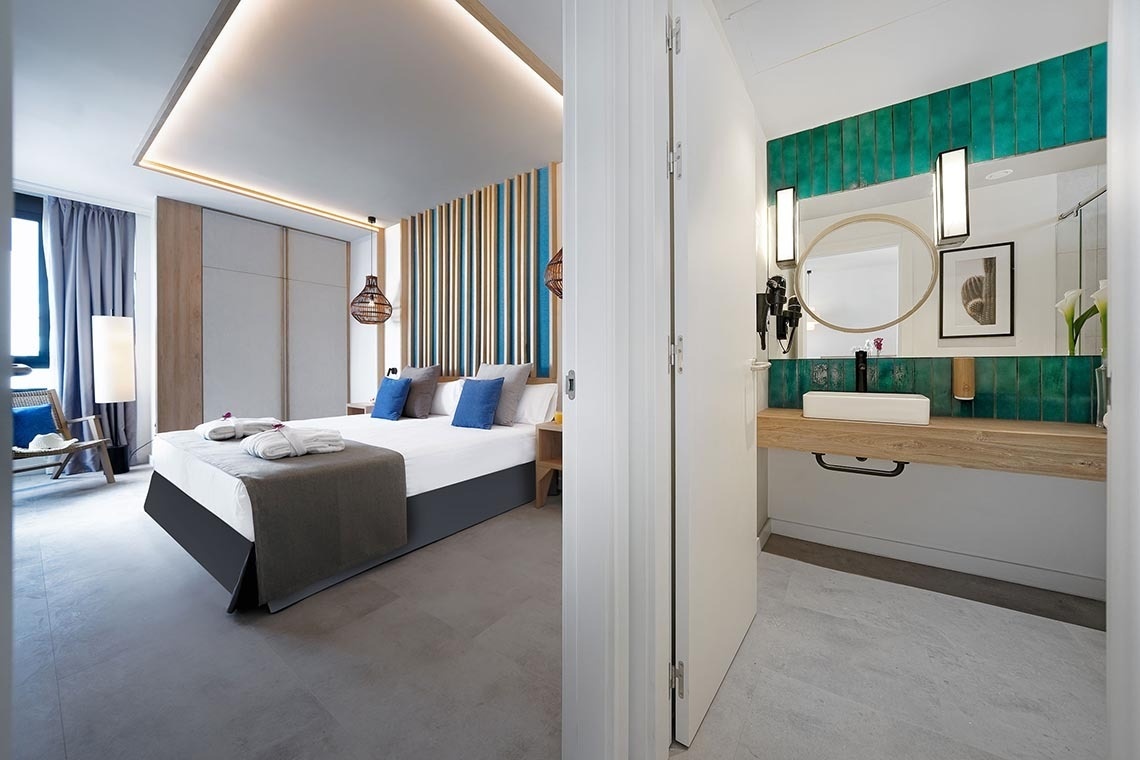 una habitación de hotel con una cama y un lavabo