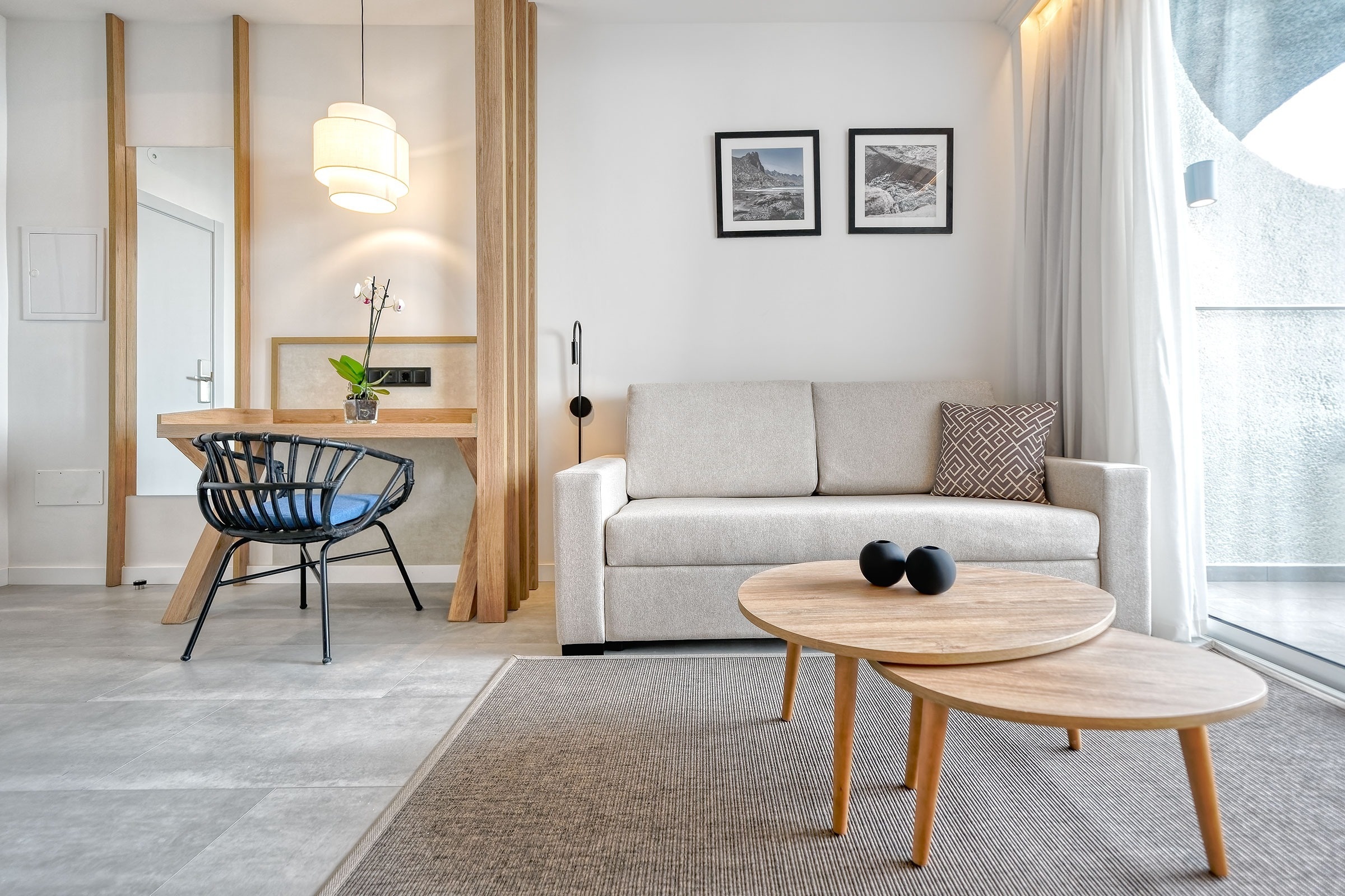 una habitación de hotel con una cama y un lavabo