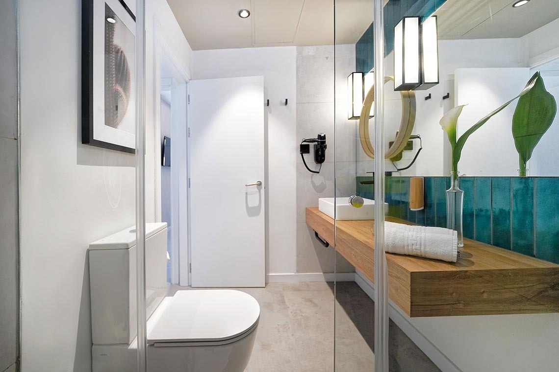 un baño con inodoro , lavabo y espejo