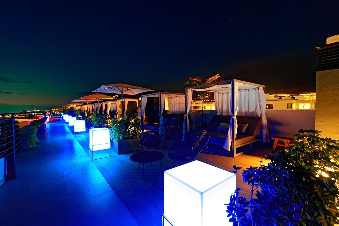 логотип hovimia suites costa adeje на синем фоне