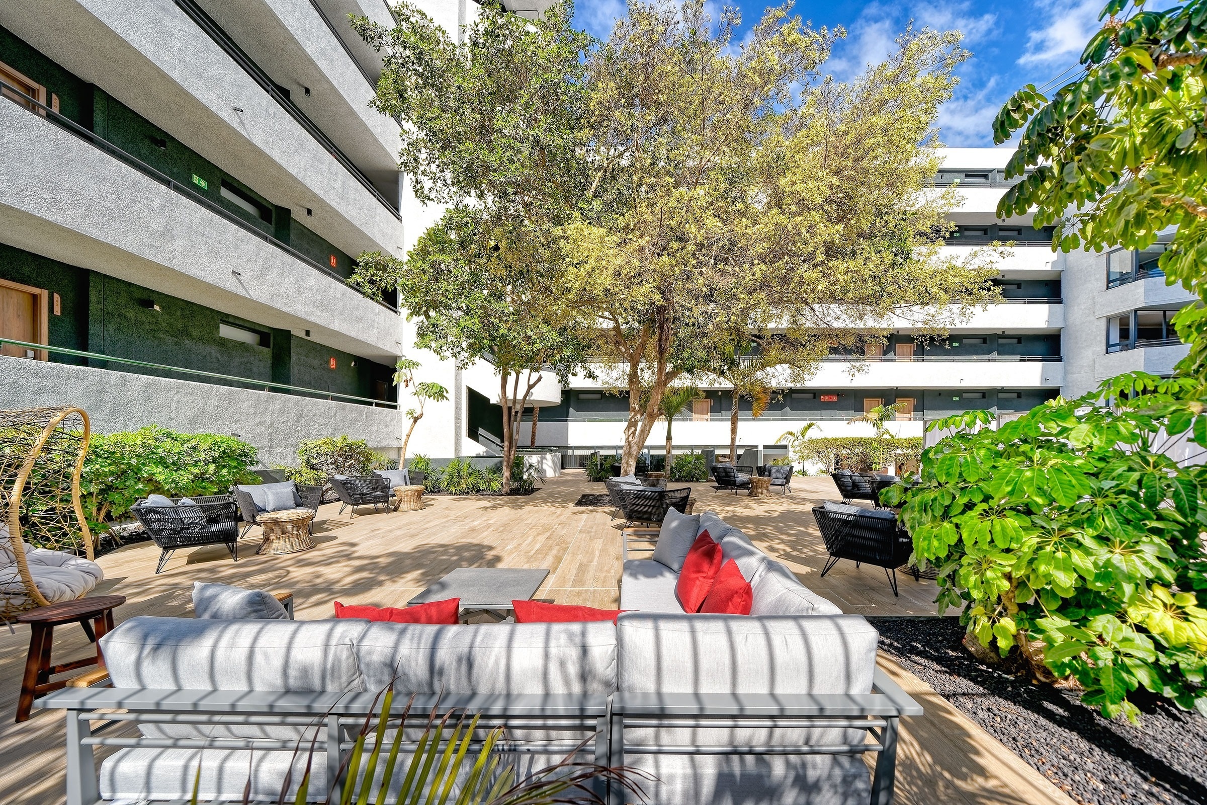 una mesa en un restaurante con copas de vino y cubiertos