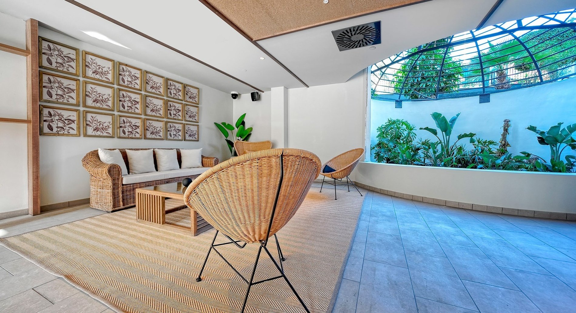 una vista aérea de un complejo de apartamentos con piscinas y palmeras