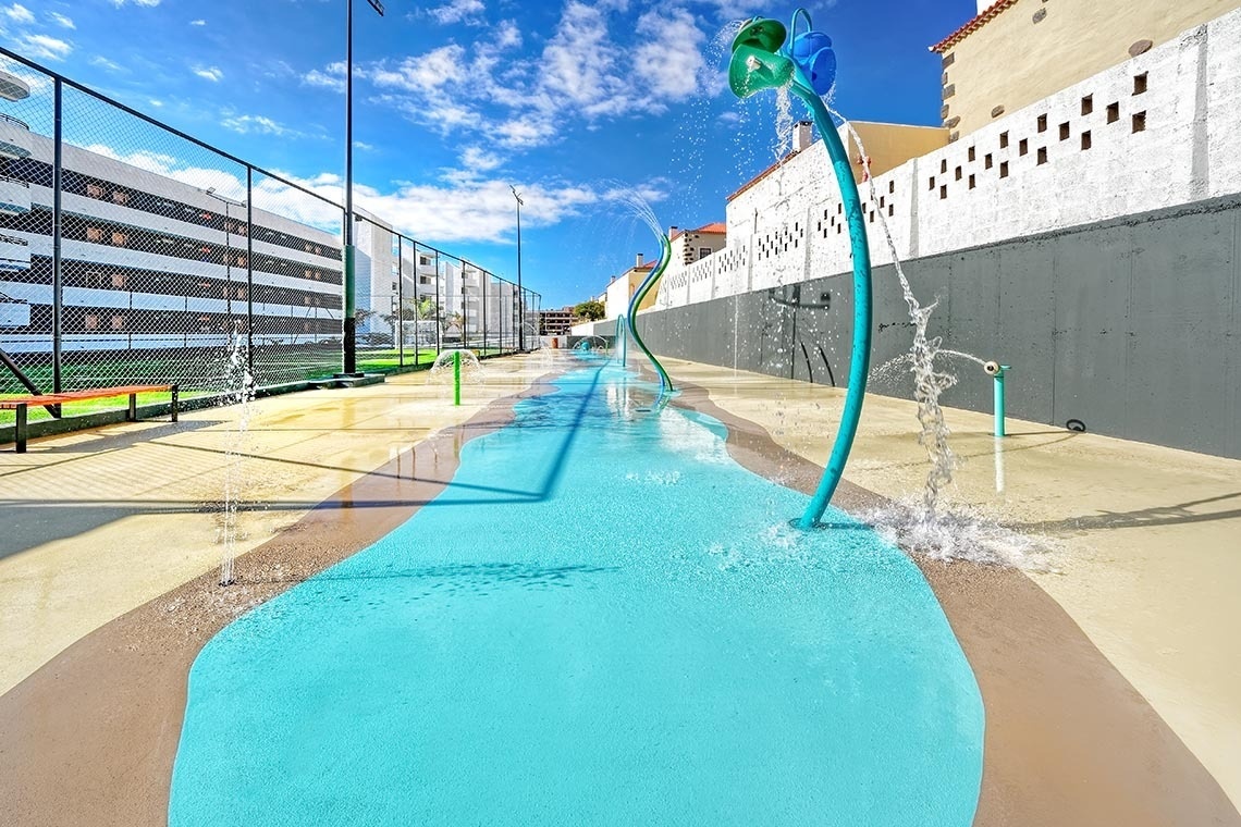 un logo pour hovimia suites costa adeje sur fond bleu