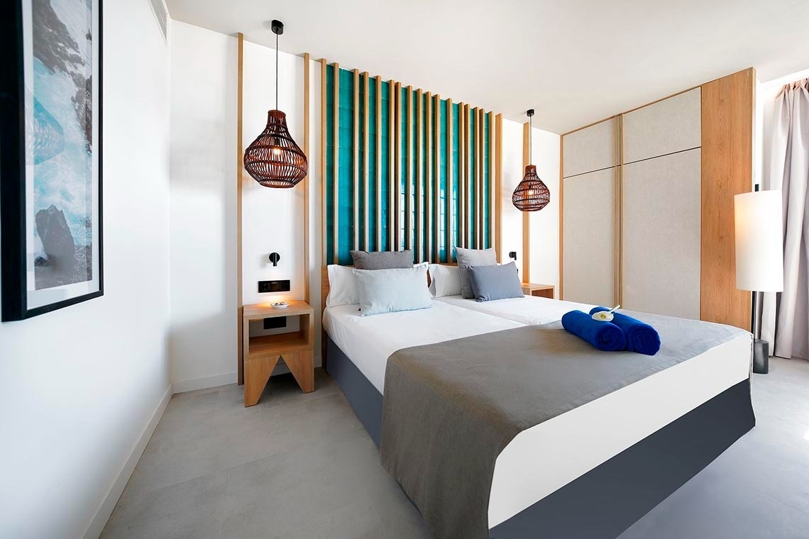 un dormitorio con una cama y una lámpara colgante