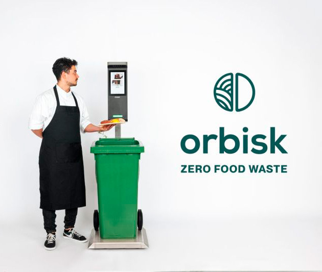 Robot Hovima: Suites Costa Adeje: comida desperdiciada en un cubo de basura verde y robot.