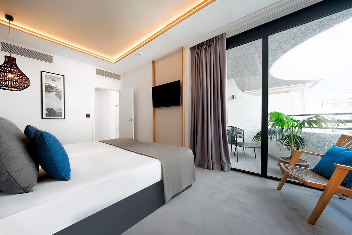 una habitación de hotel con una cama y una televisión