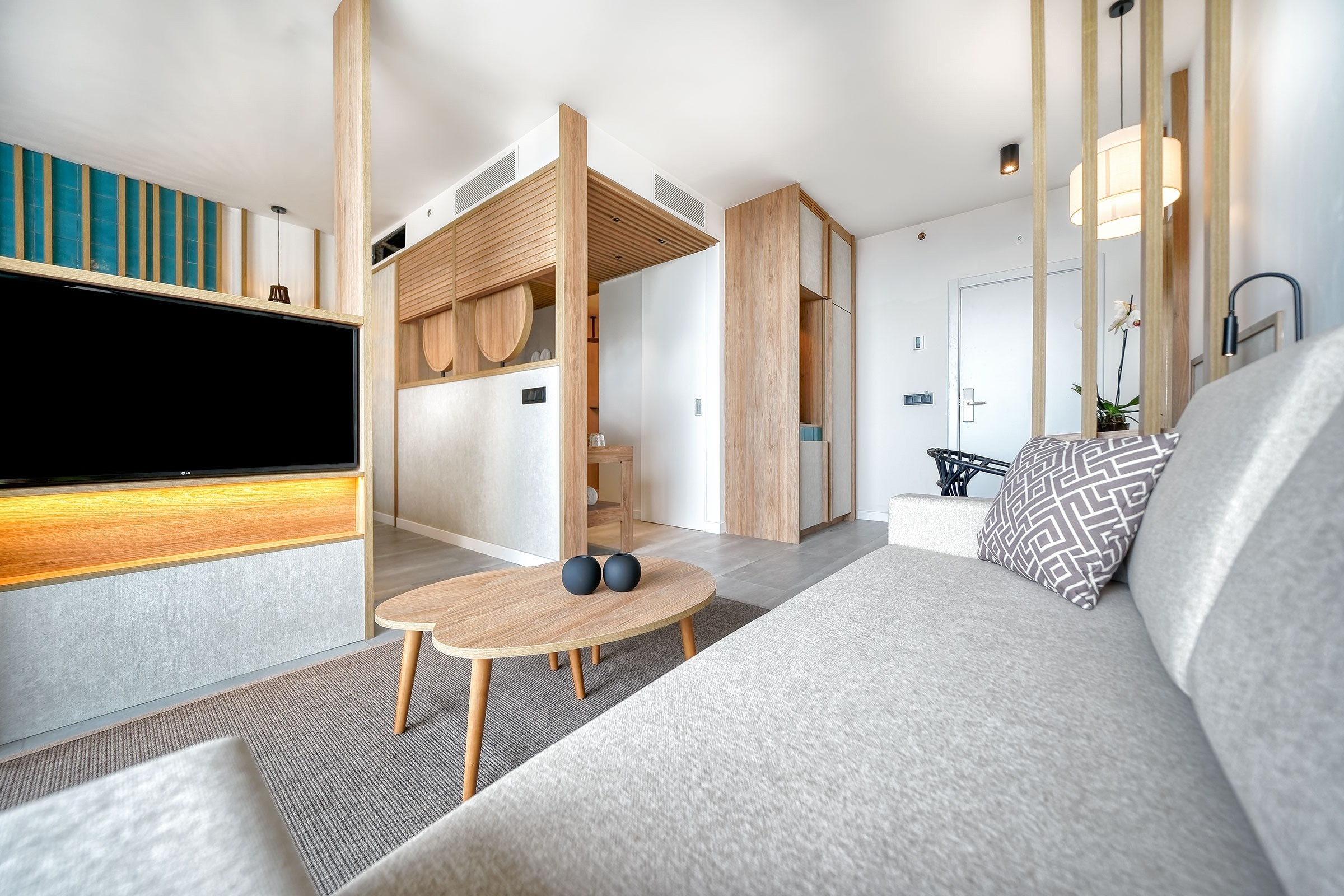 una habitación con una cama y una televisión en la pared