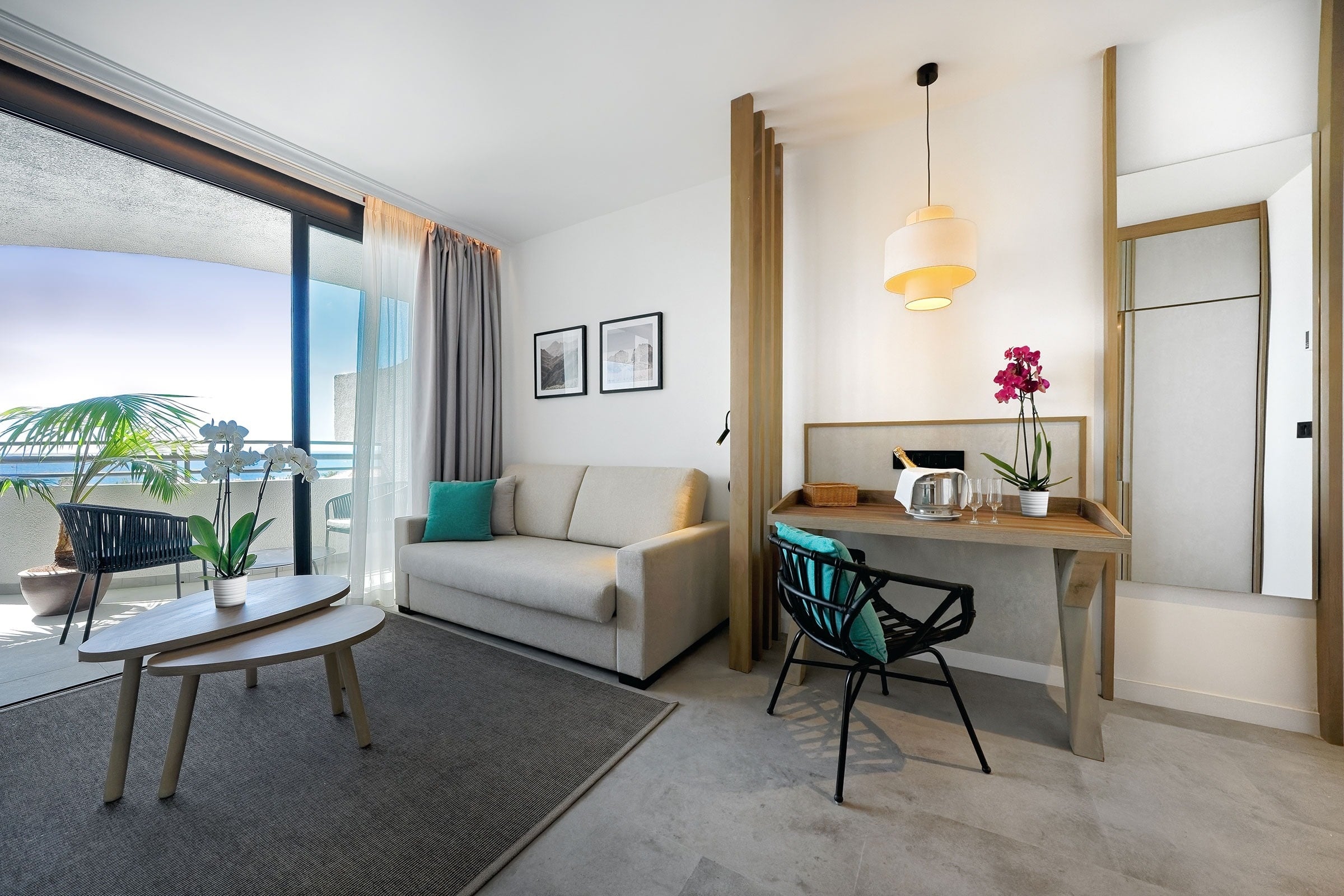 una habitación de hotel con una cama y una puerta al baño