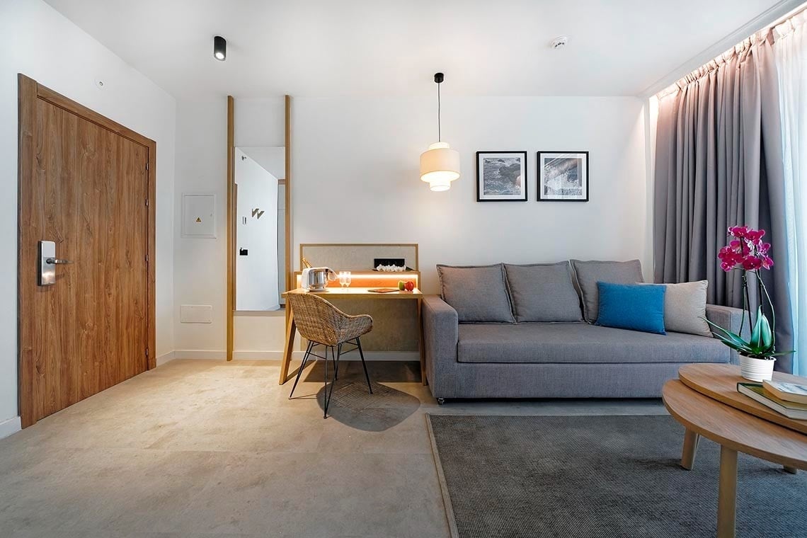 una habitación de hotel con un sofá y un escritorio