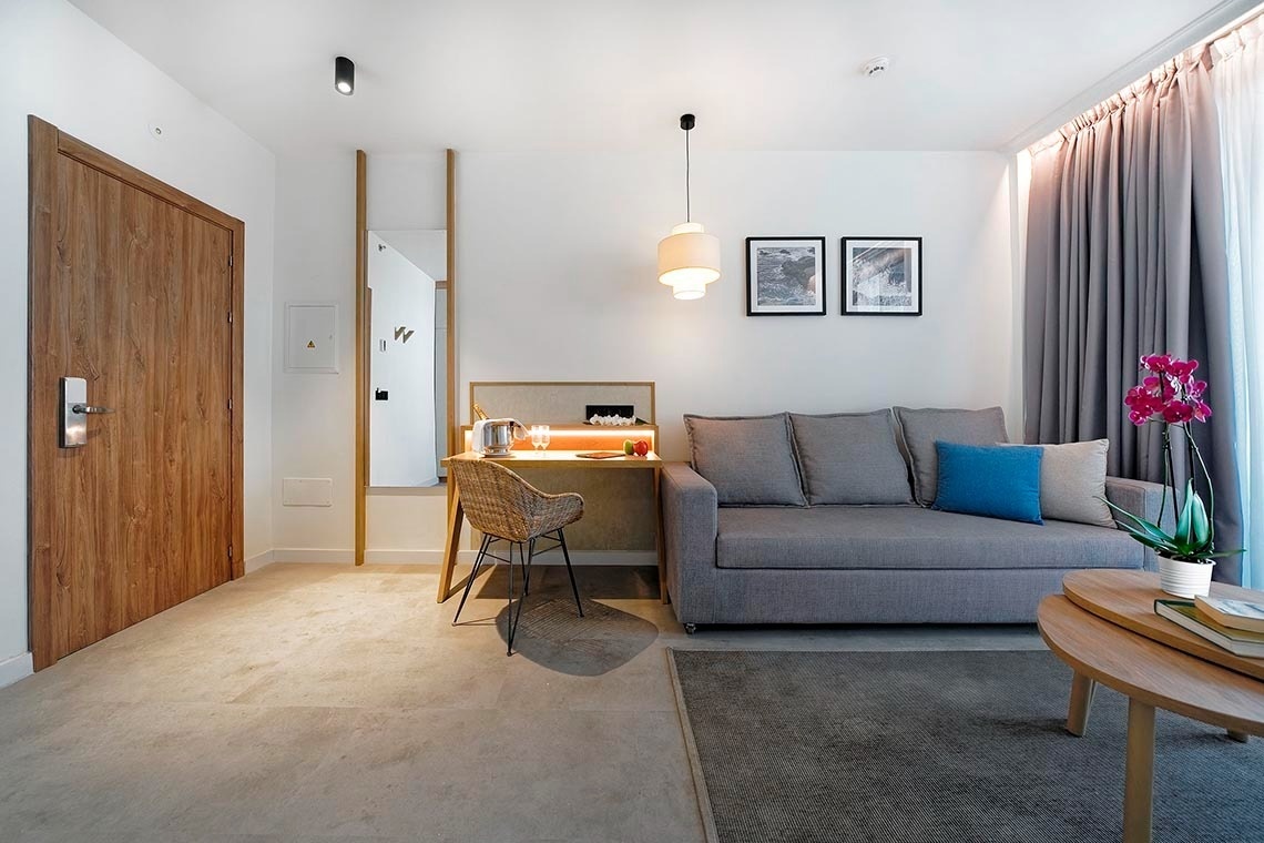 dos sillas y una mesa en un balcón con un árbol en el fondo