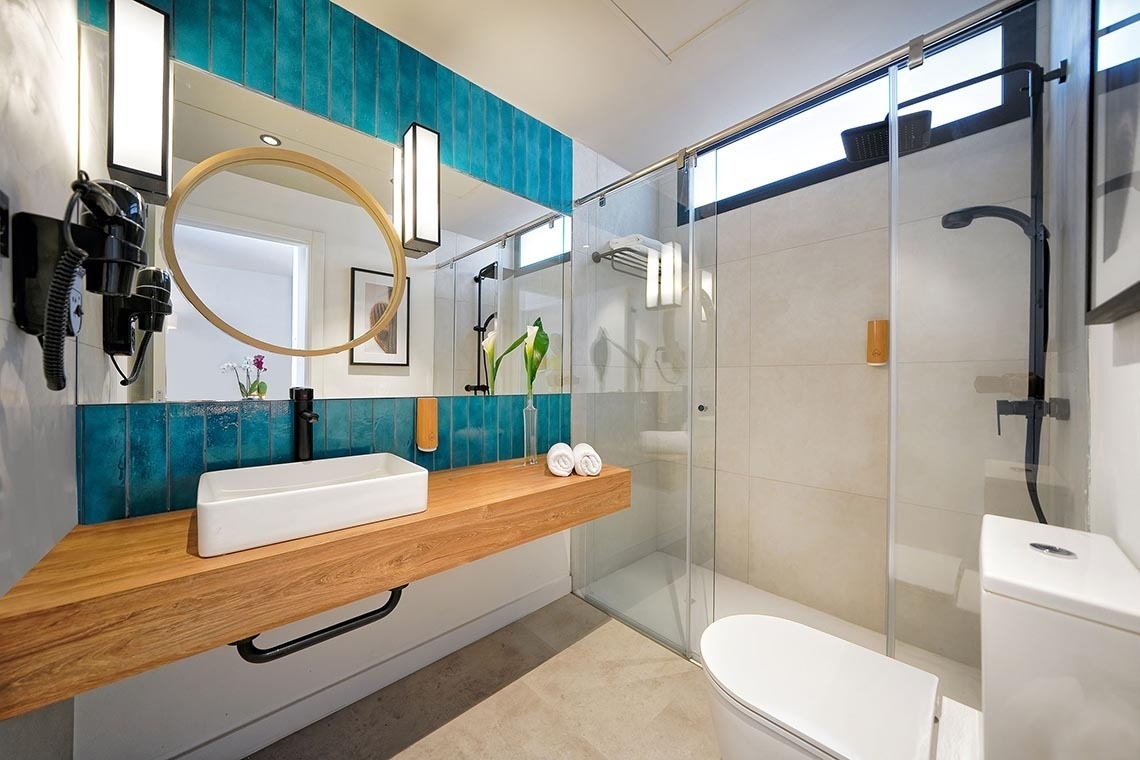 un baño con lavabo , inodoro y ducha