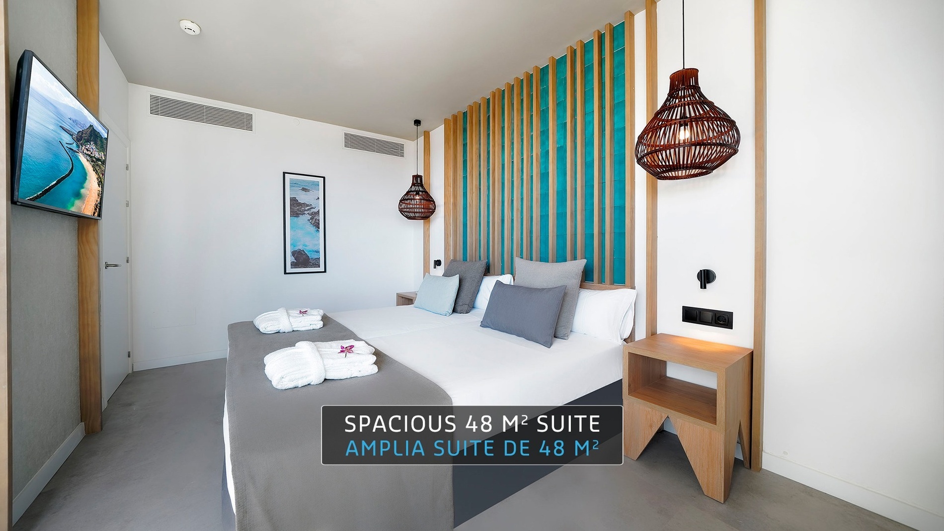 dos sillas y una mesa en un balcón con un árbol en el fondo