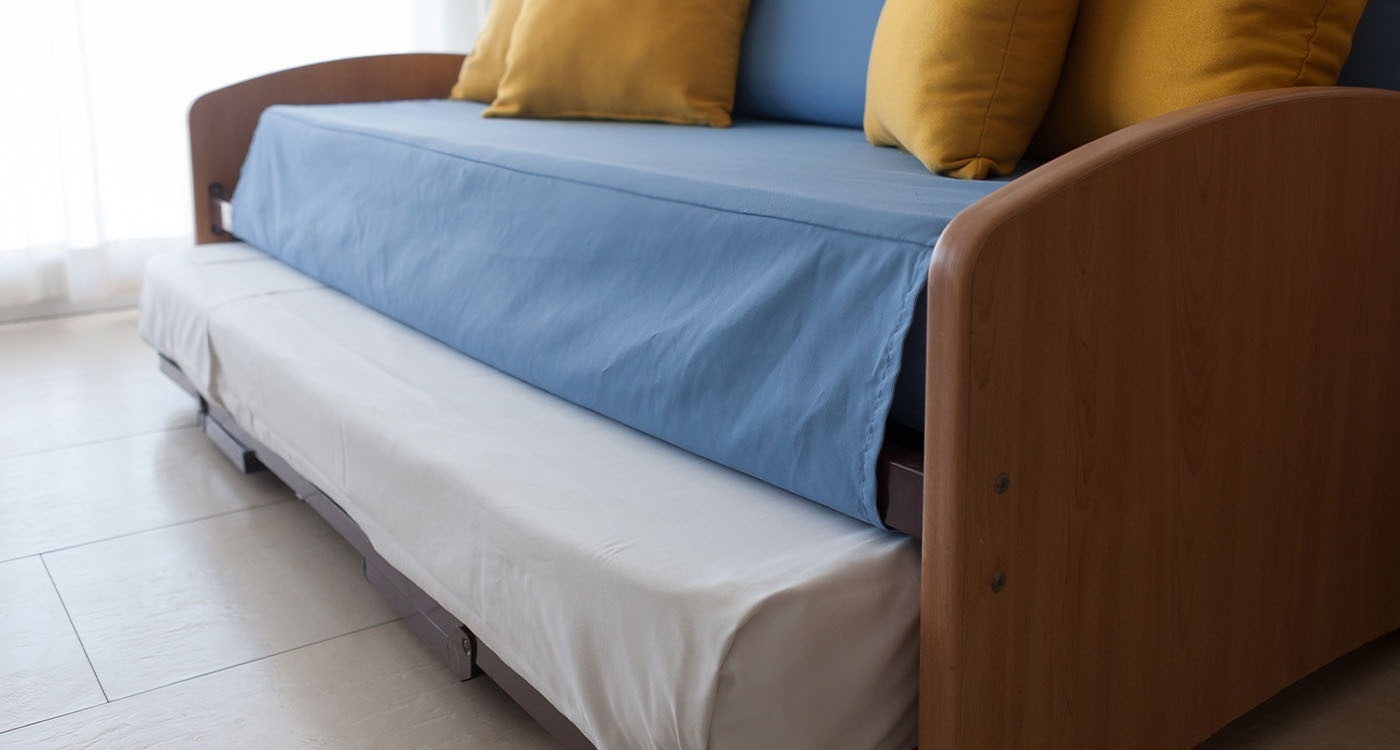 un sofá con un colchón azul y almohadas amarillas