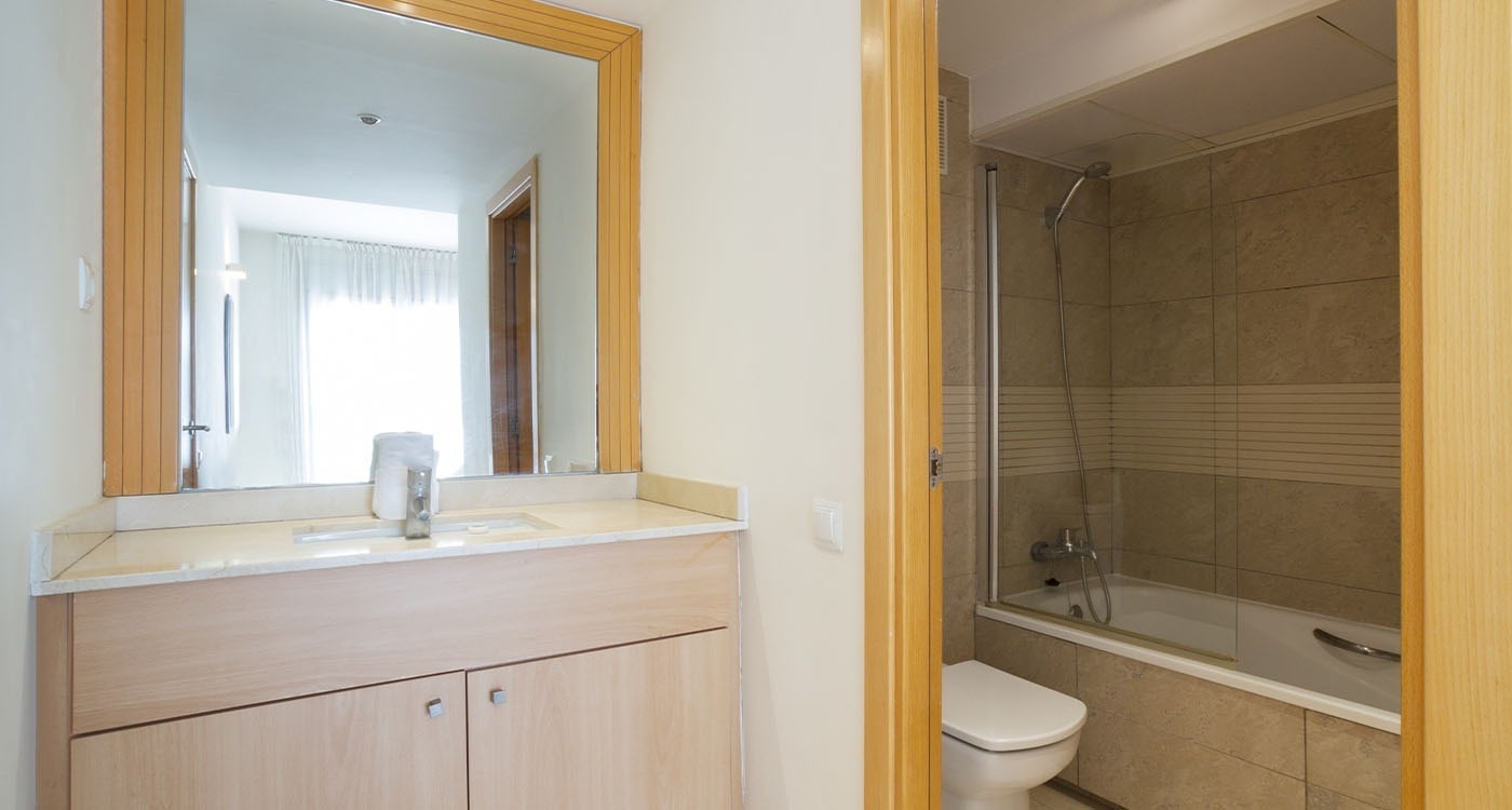 un baño pequeño con un lavabo y un inodoro