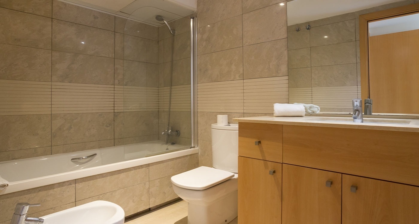 un baño con inodoro , lavabo y bañera