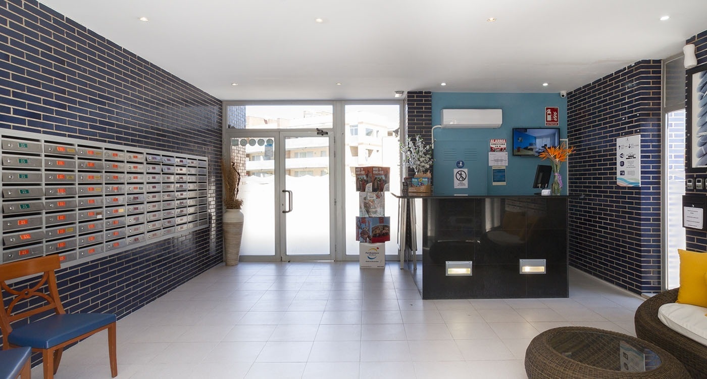 un hall d' entrée avec des boîtes aux lettres et un bureau