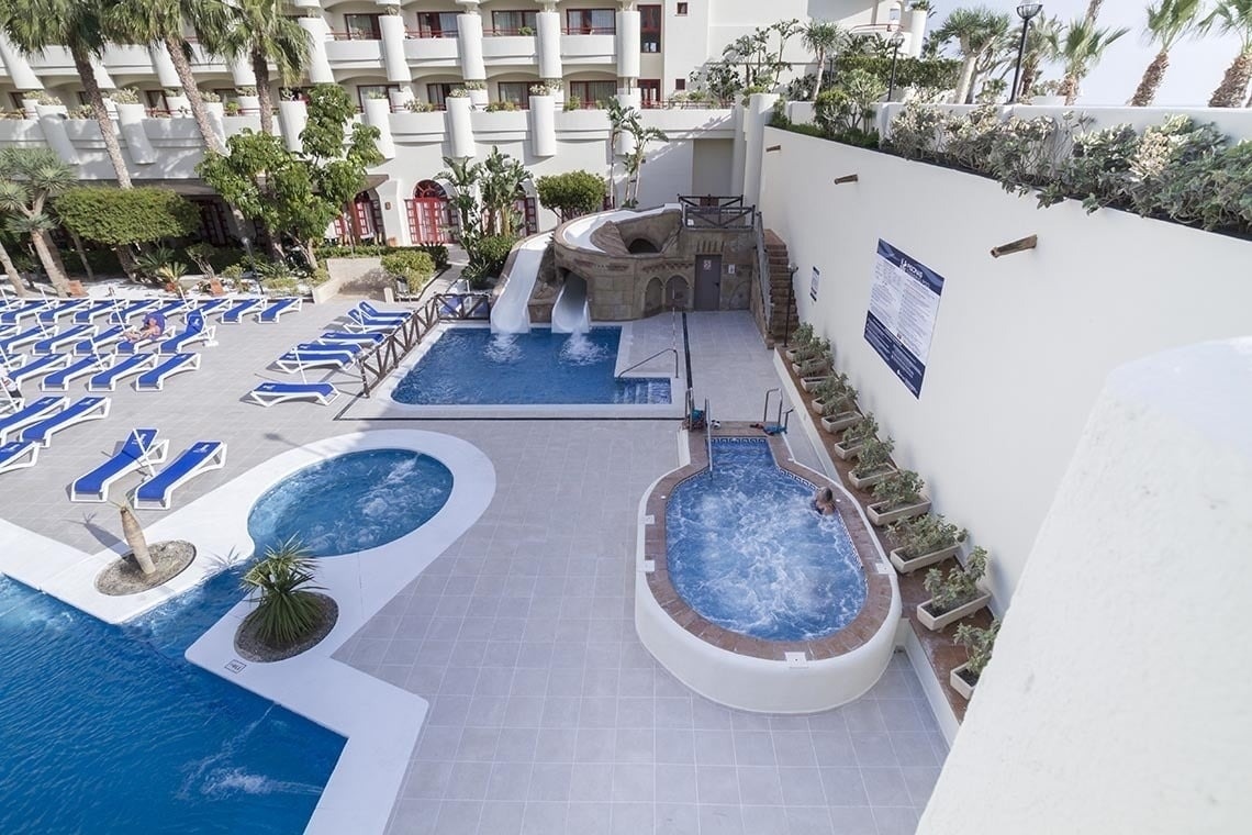 una piscina i un jacuzzi al fons d' un hotel