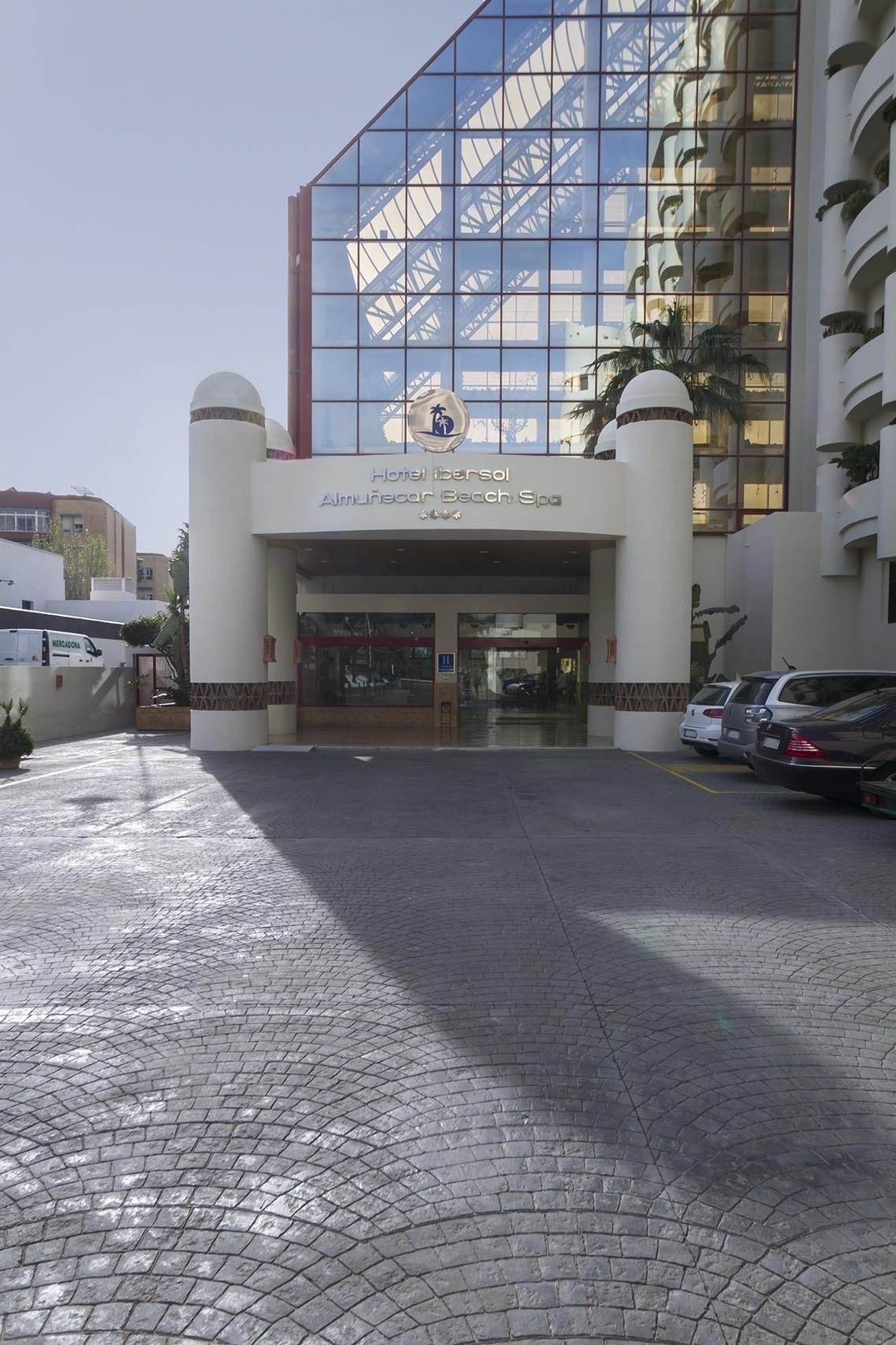 l' entrada de l' hotel esmeralda