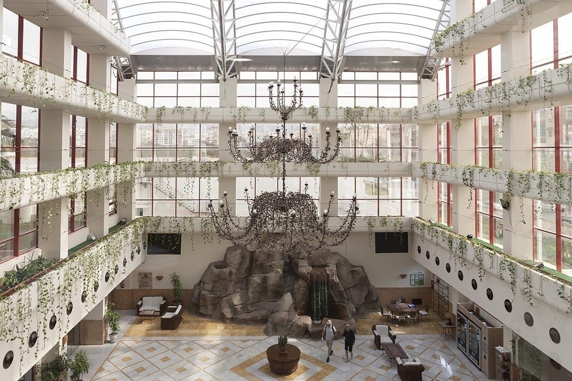 un gran edifici amb moltes finestres i un gran chandelier