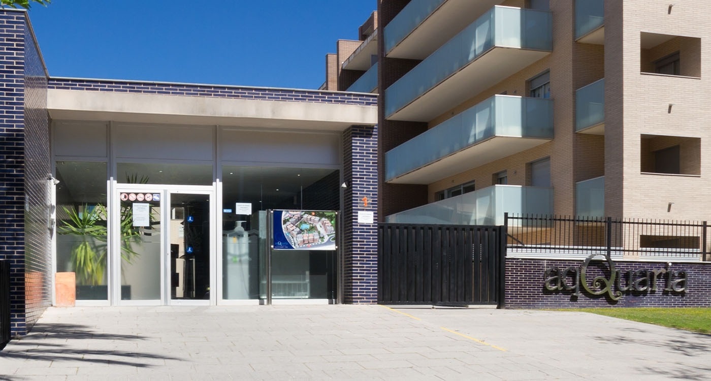 un edificio de apartamentos con la palabra aquarela en la pared