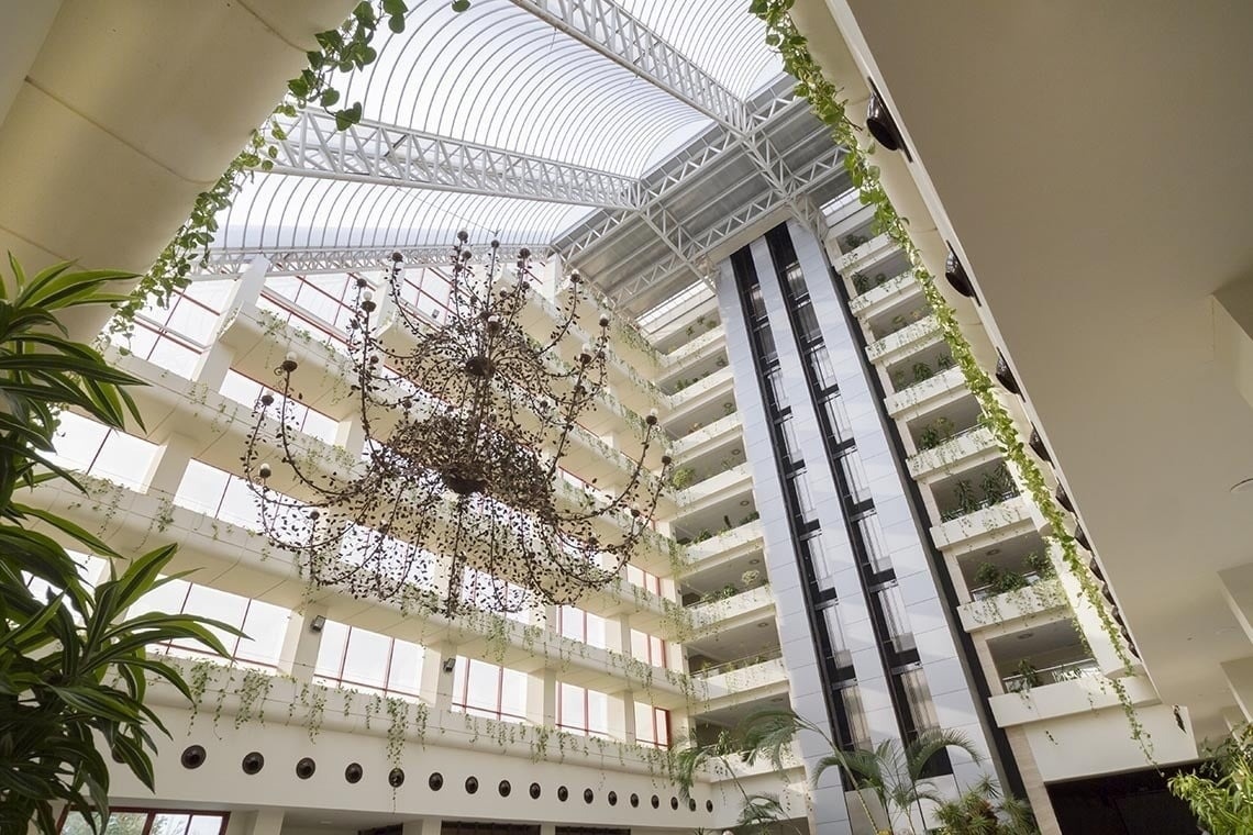 l' interior d' un gran hotel amb un gran chandelier