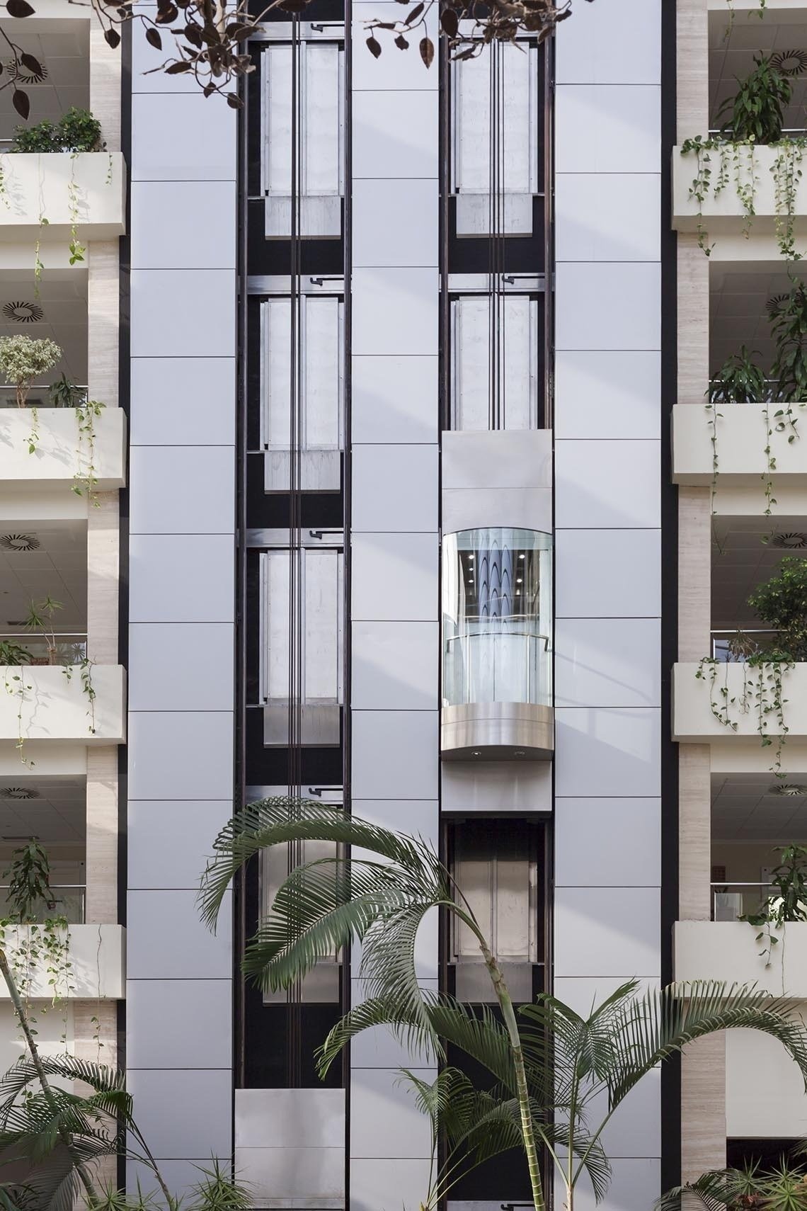 un edifici d' apartaments amb un ascensor a l' exterior