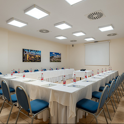 Espacio para eventos con disposición de asientos y mesa Impressive Playa Granada