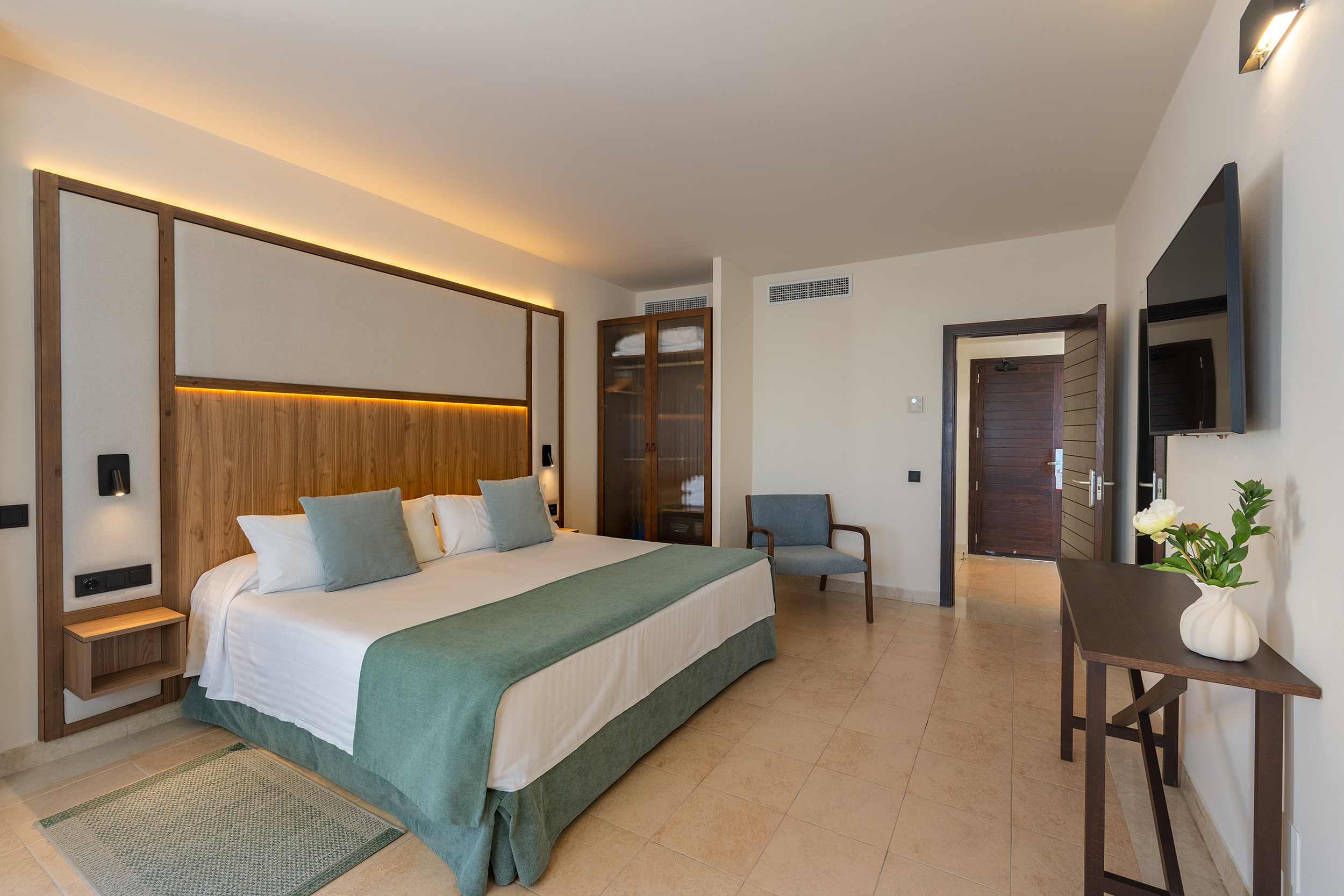 Suite de hotelImpressive Playa Granada con vista al mar, cama matrimonial y decoración moderna.